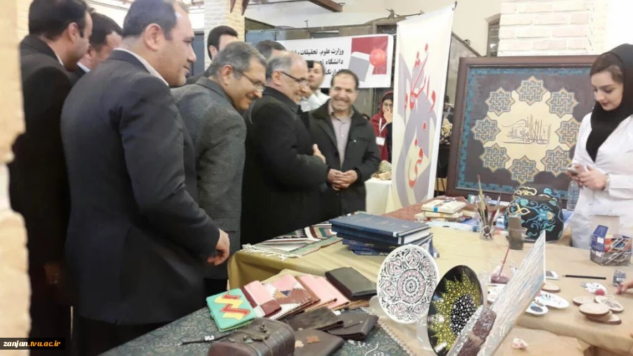 بازدید استاندارمحترم زنجان جناب اقای دکتردرویش امیری از نمایشگاه هفته پژوهش  2