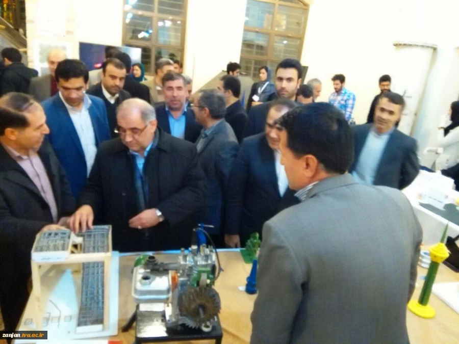 بازدید استاندار محترم زنجان جناب آقای دکتر درویش امیری از نمایشگاه هفته پژوهش  2